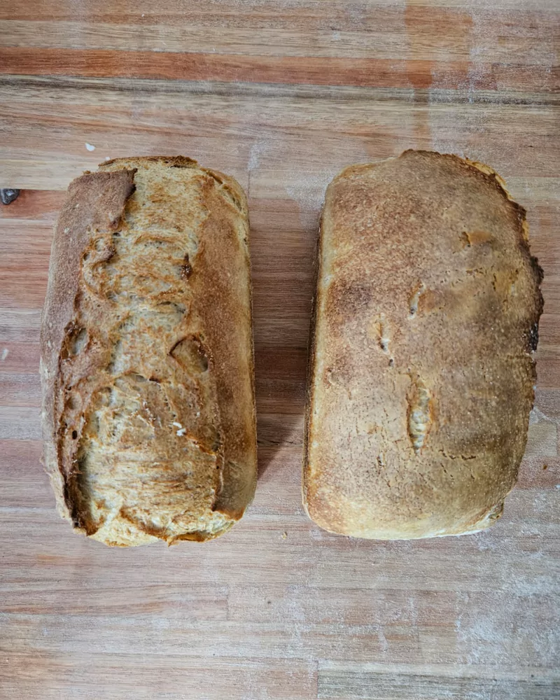 Dos panes de molde artesanales enteros sobre tabla de madera, Bona Biga Pan Mendoza